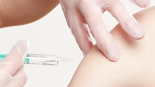 Pass sanitaire : il se fait vacciner sur un faux bras en silicone !